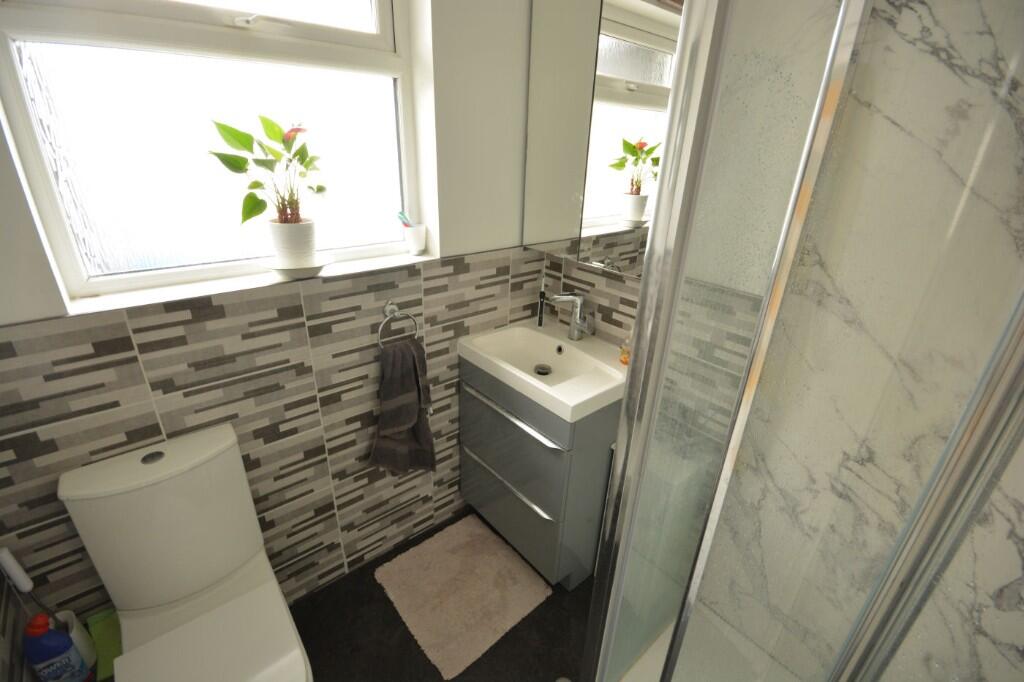 FAMILY SHOWER ROOM