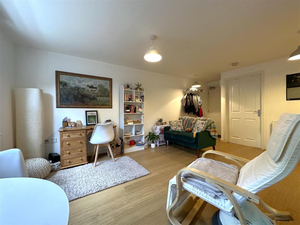 Lovely Open-Plan Living Space 037