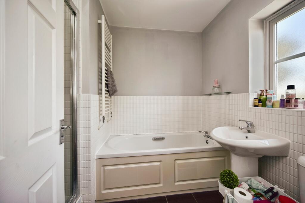 Master Bedroom Bath &amp; Shower En-Suite