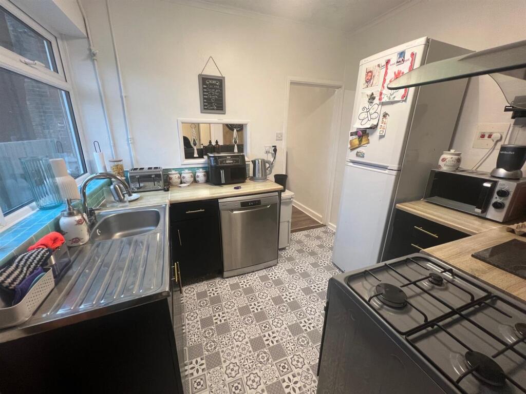 Kitchen 2.jpg