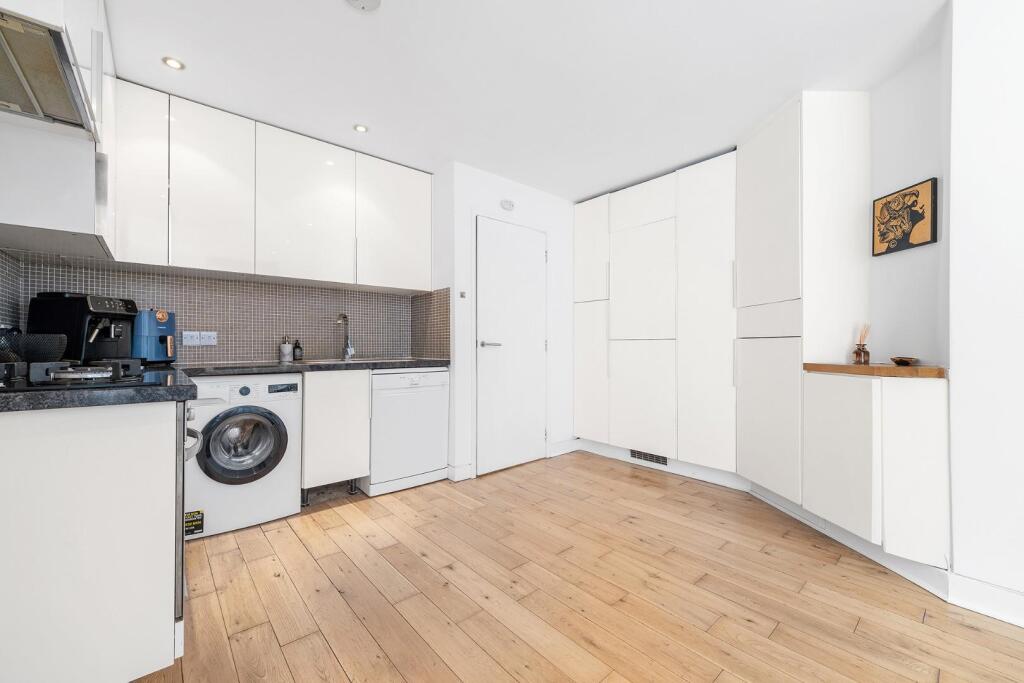 Kitchen (2).JPG