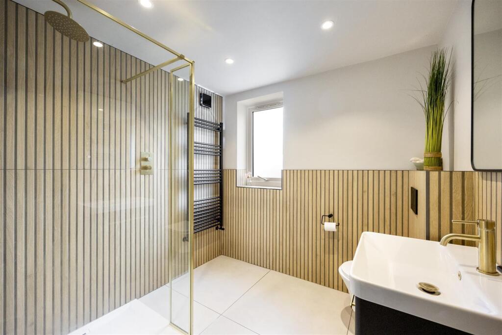 Family Shower Room/WC