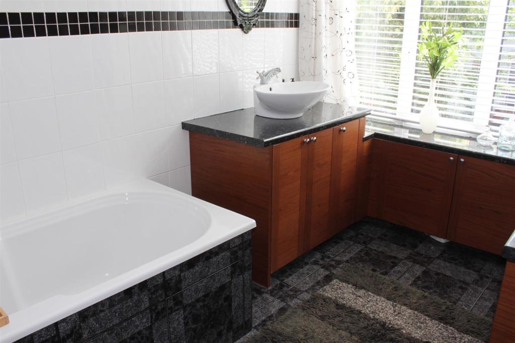 TILED 3-PIECE BATHROOM