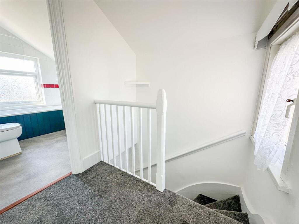 FIRST FLOOR LANDING