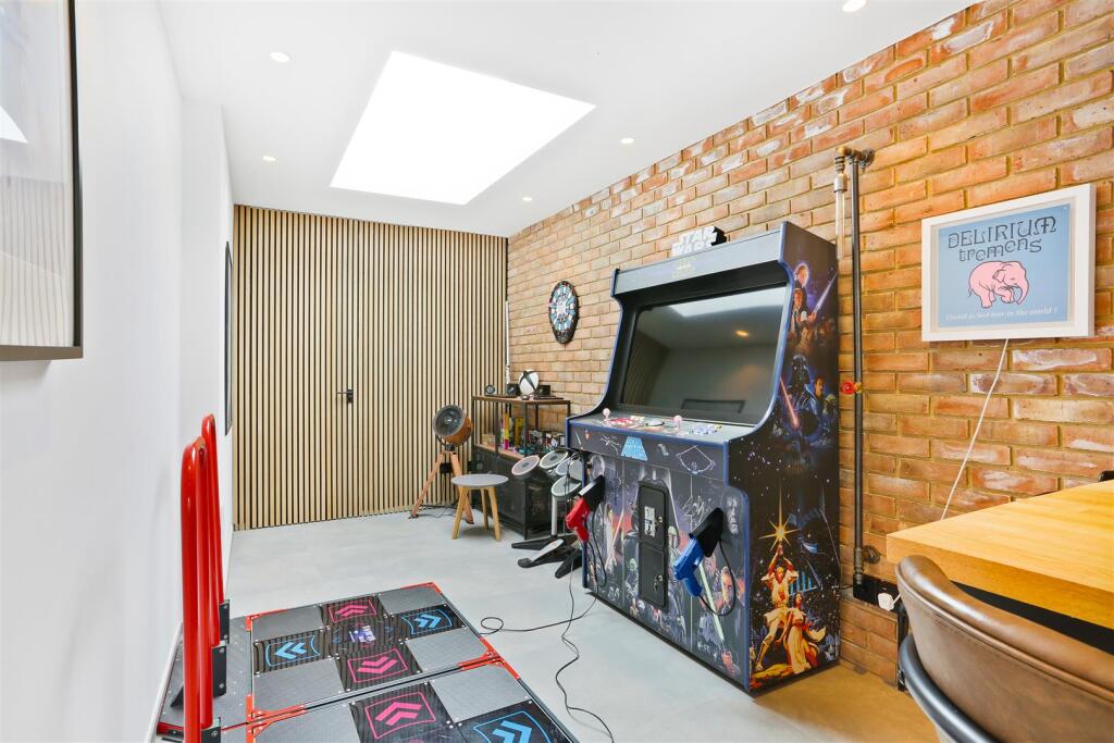 1249733894 - 43 Green Curve, SM7 - 75.jpg