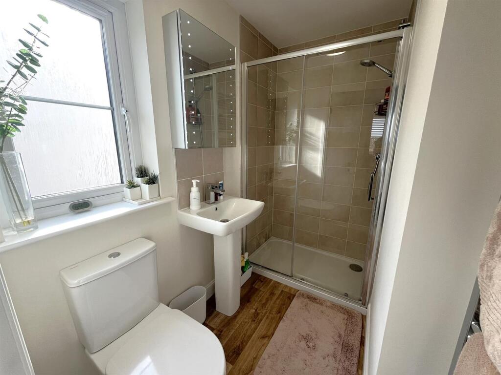 EN-SUITE SHOWER ROOM