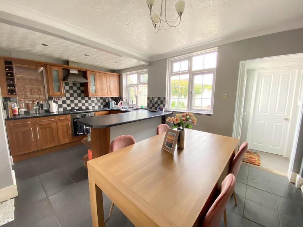 KITCHEN DINER
