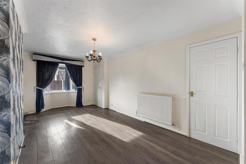 17 Newark Close lounge 2.jpg