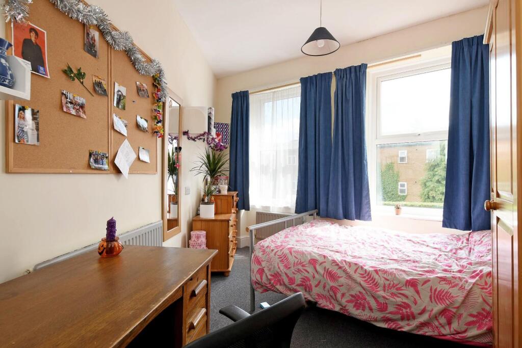492 Crookesmoor Road, bedroom 1.jpg