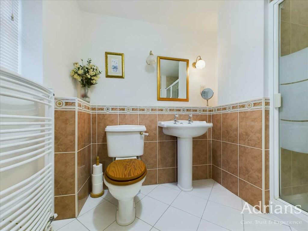 EN-SUITE SHOWER ROOM