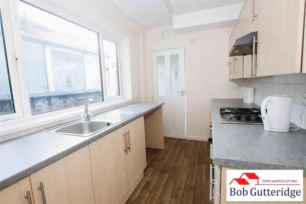 MODERN FITTED KITCHEN