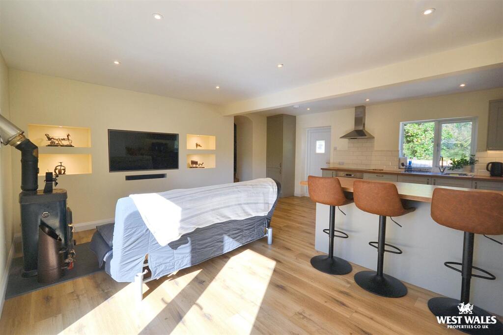 Kitchen / Living Area