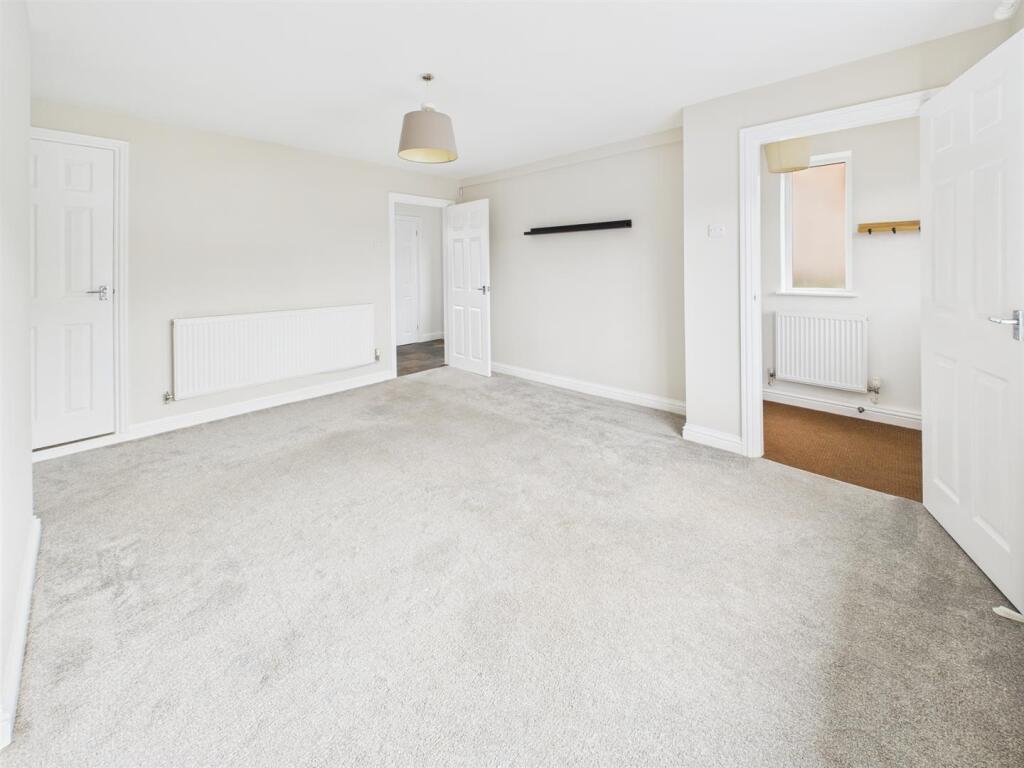 Spacious &amp; Light Living Room