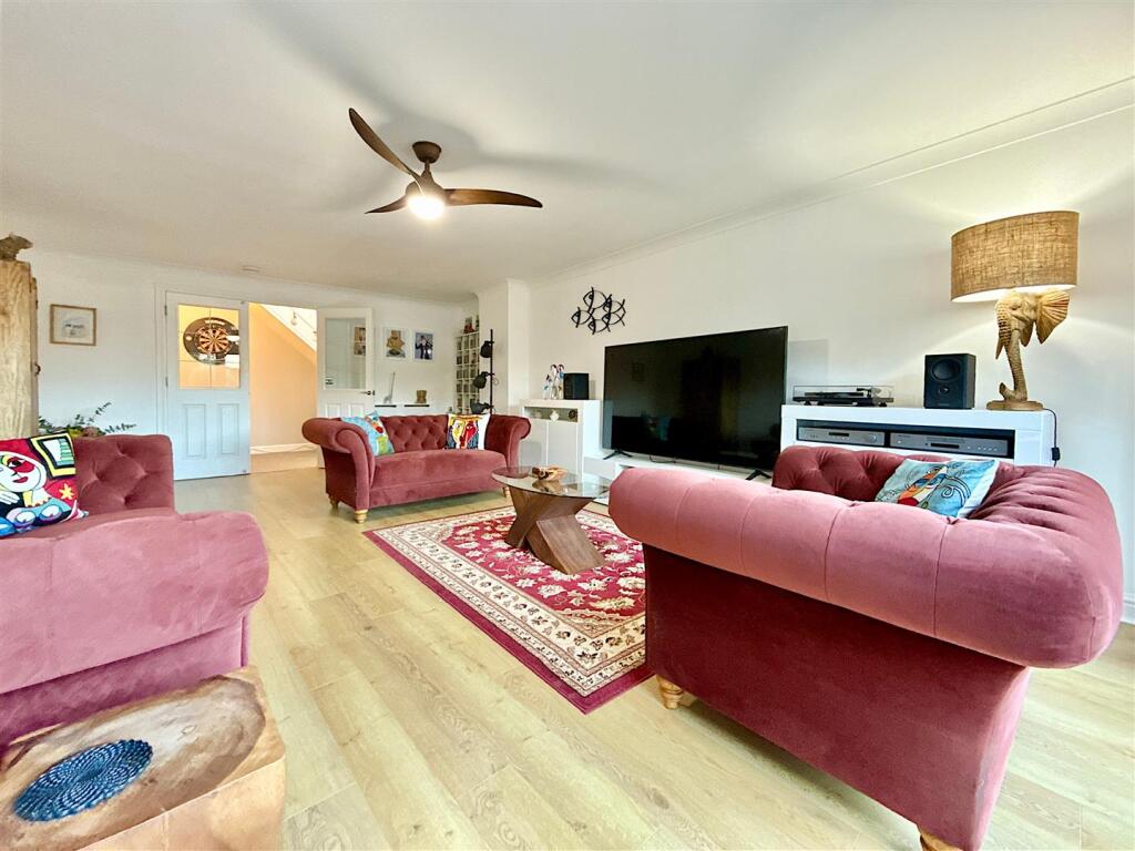 Lounge Towards Study.JPG