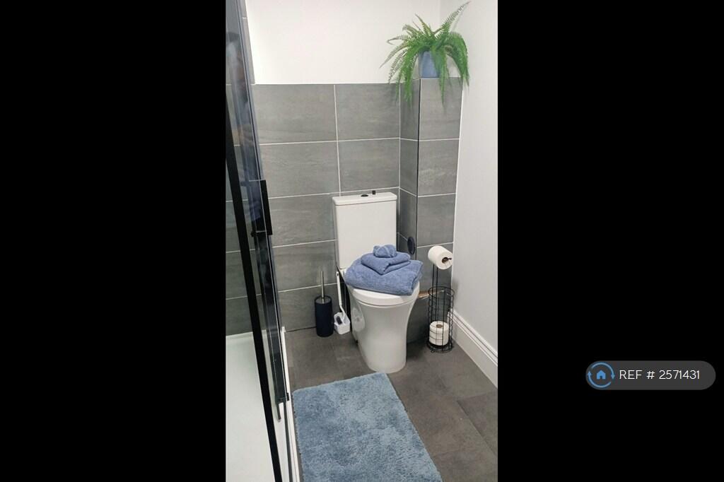 En Suite Shower Room, View 1