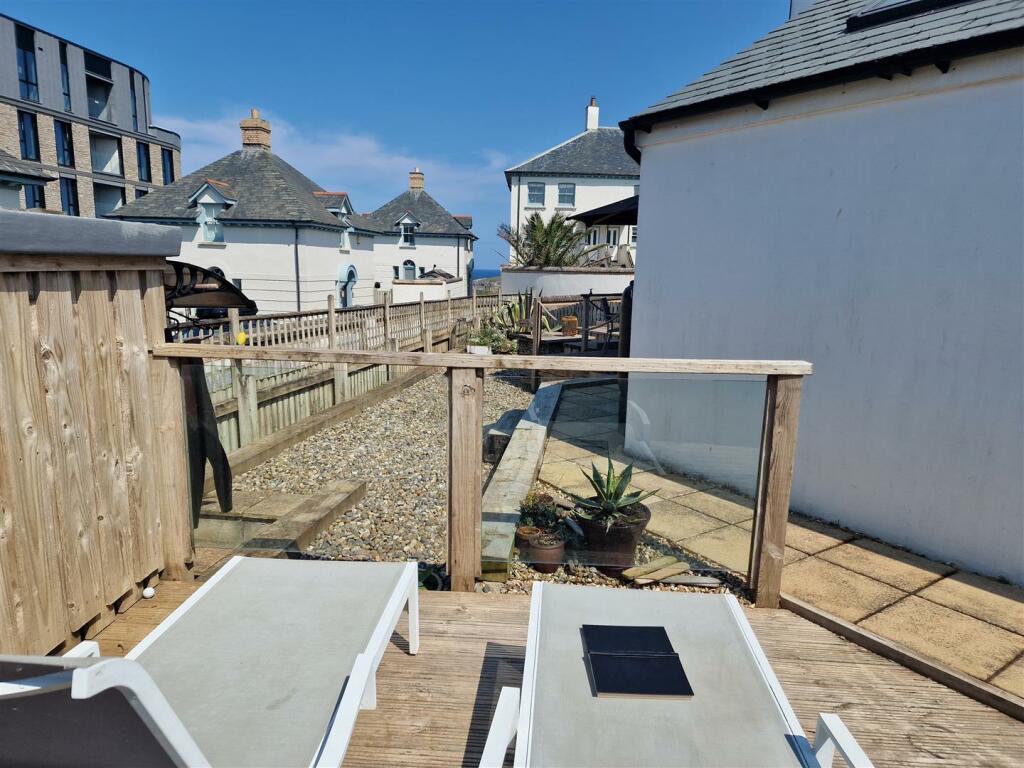 Side deck with view.