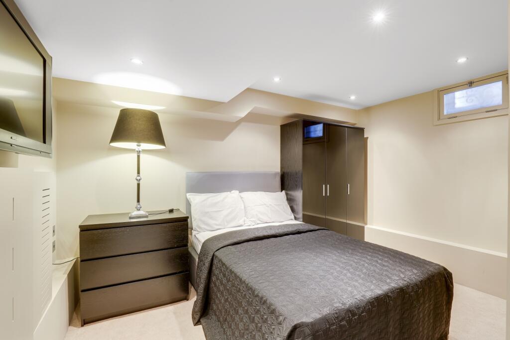 32 CASTLE B HARRY HIGH RES (32)