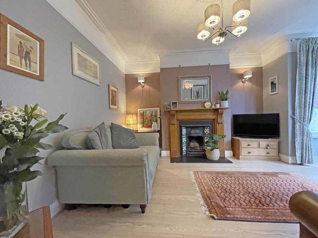 Edgecumbe Park Road 27 Lounge 3...jpg