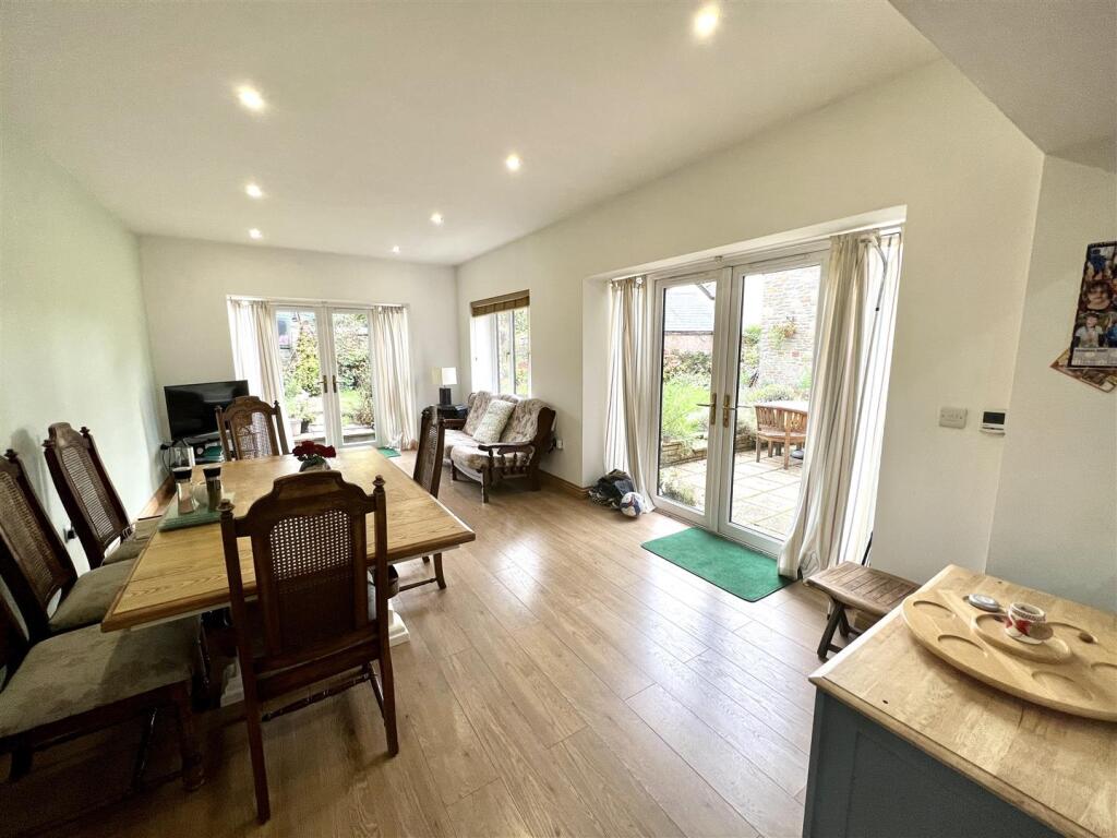 FAMILY/DINING ROOM