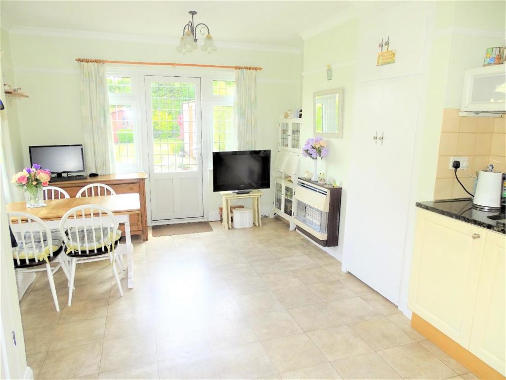 LARGE KITCHEN/BREAKFAST ROOM