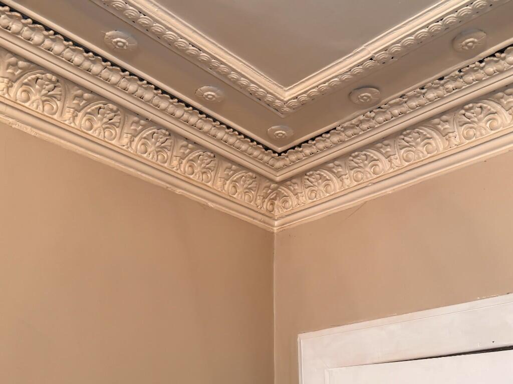 Lounge cornice
