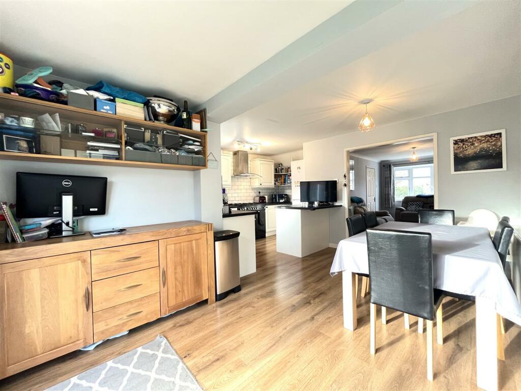 EXTENDED DINING ROOM