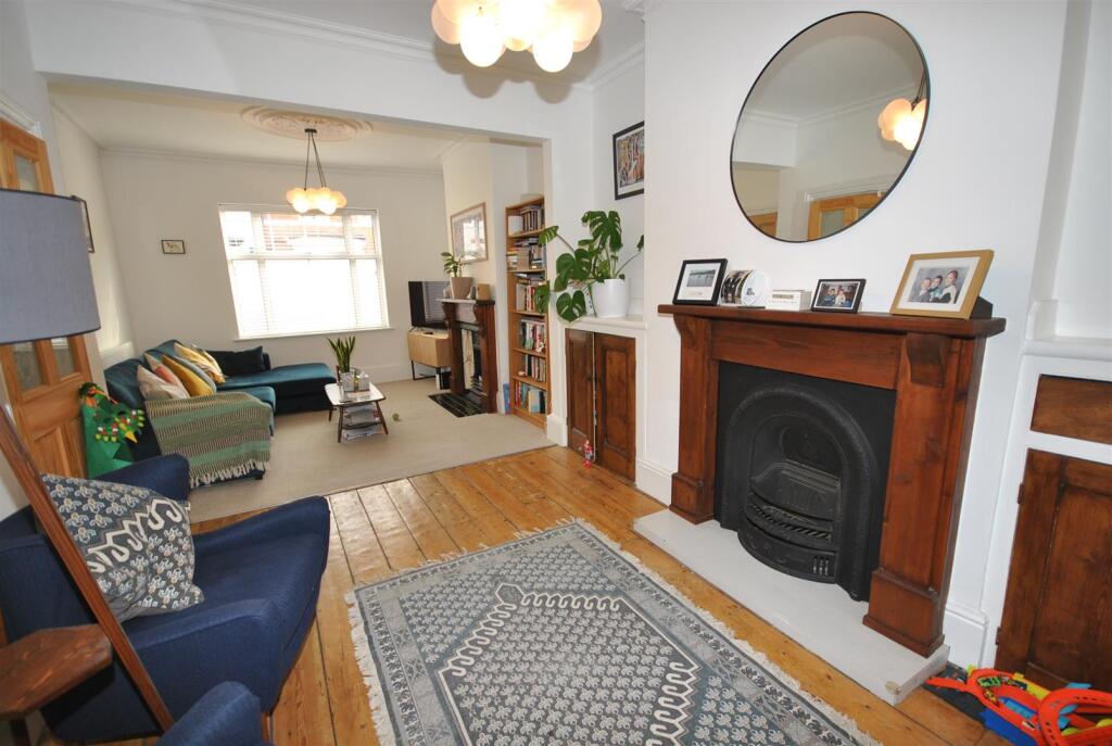 LOUNGE/DINING ROOM