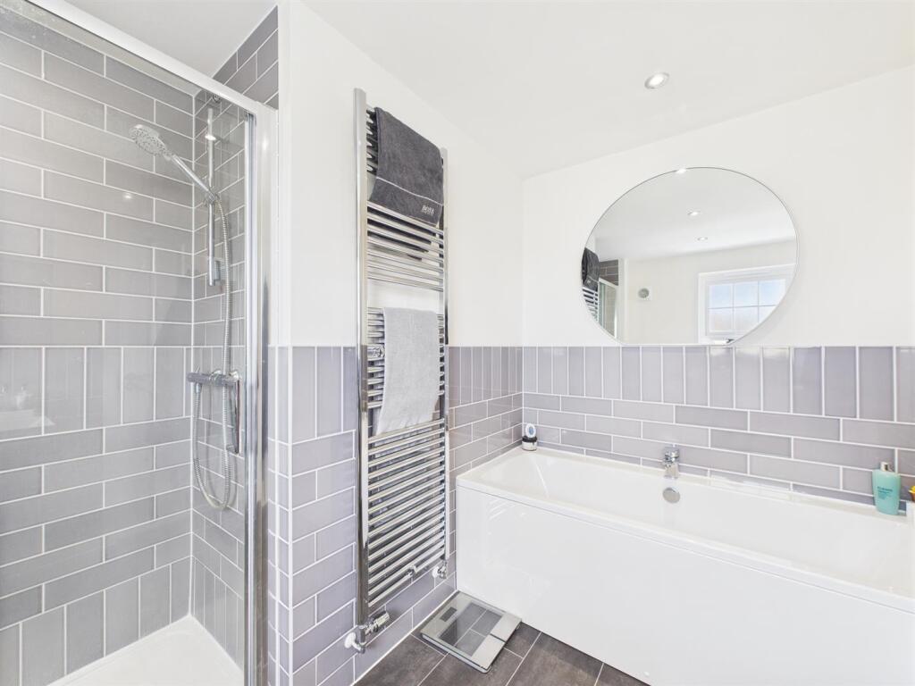 Superbly Appointed En-Suite Bathroom