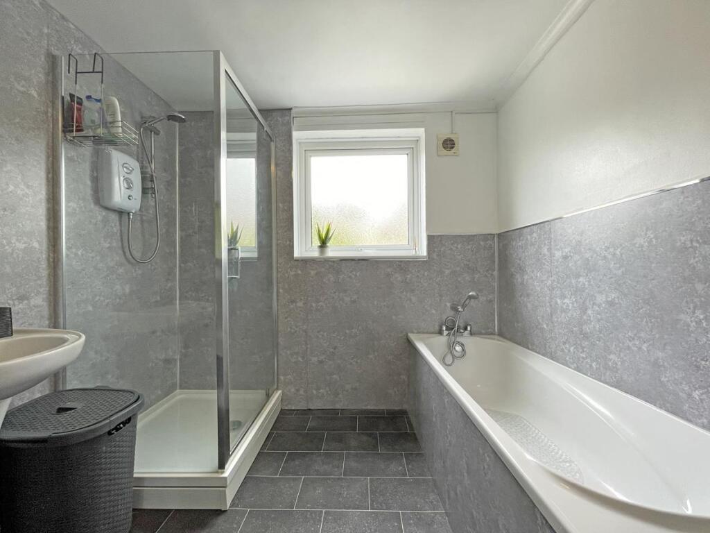 Dudley Gardens 19 NEW Bathroom 1.jpg