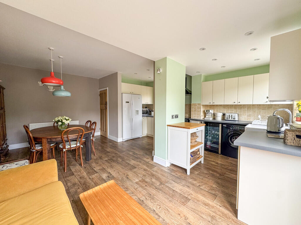 kitchen diner fam...