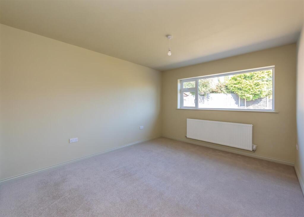 8 Fox Close-bed1.jpg