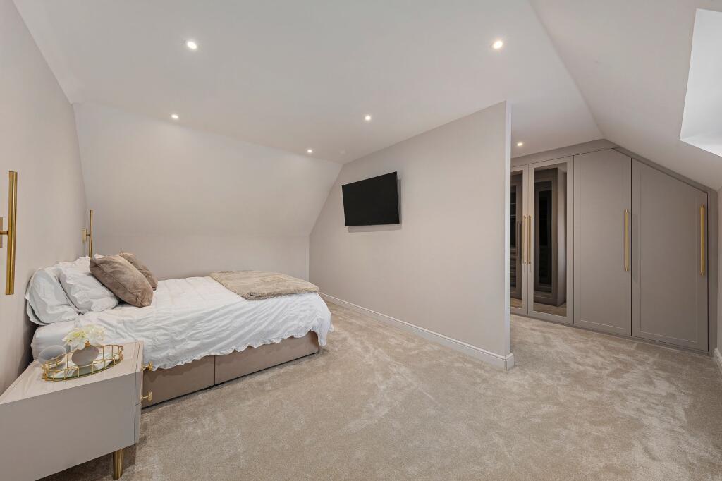 MASTER BEDROOM WITH WALK IN WARDROBE