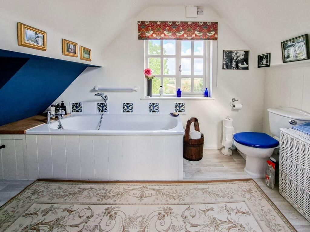Principal en-suite bathroom