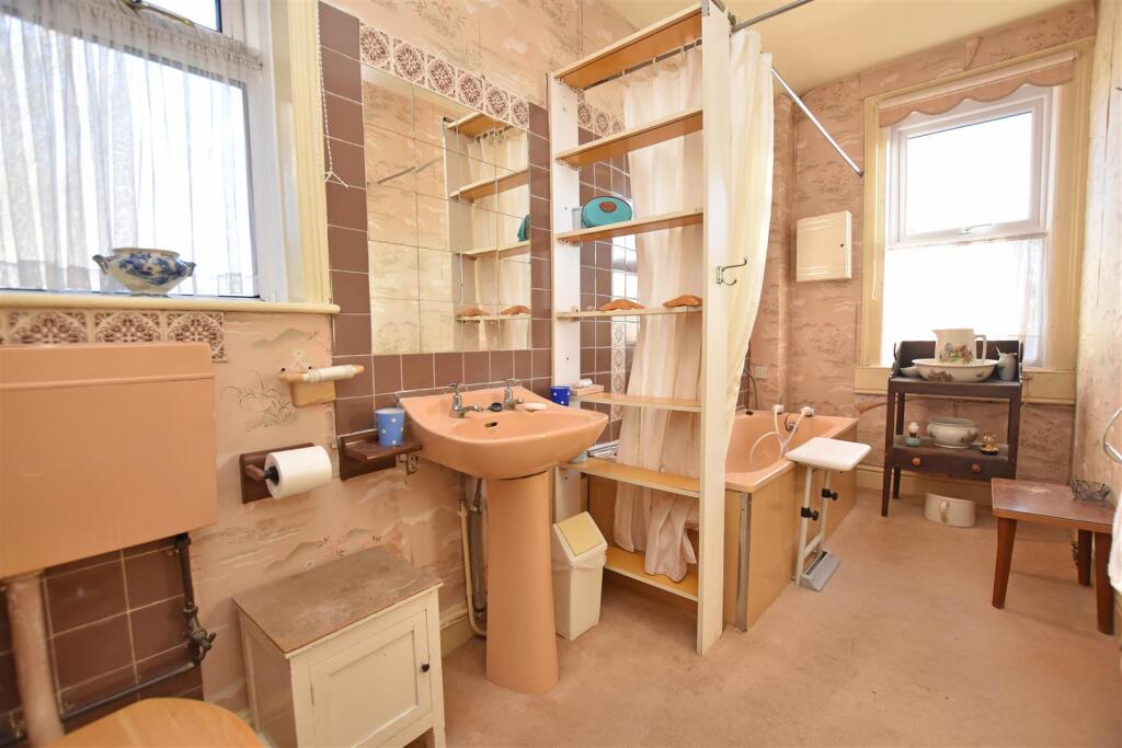 Family Bathroom.JPG