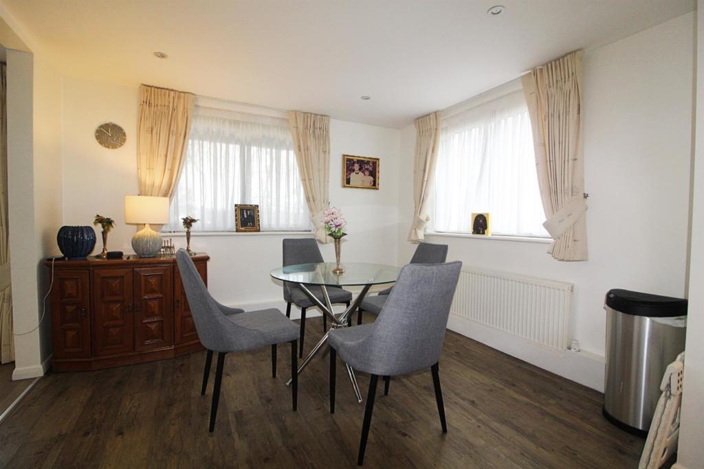 Dining room NEW.jpg