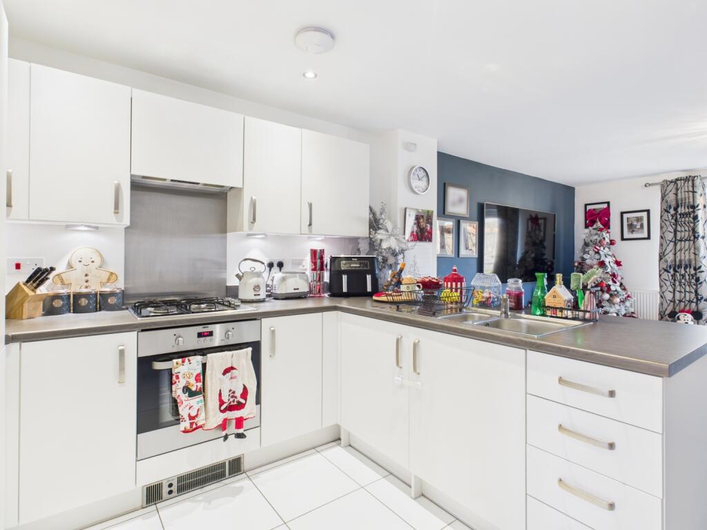 CAM03729G0-PR0199-STILL015