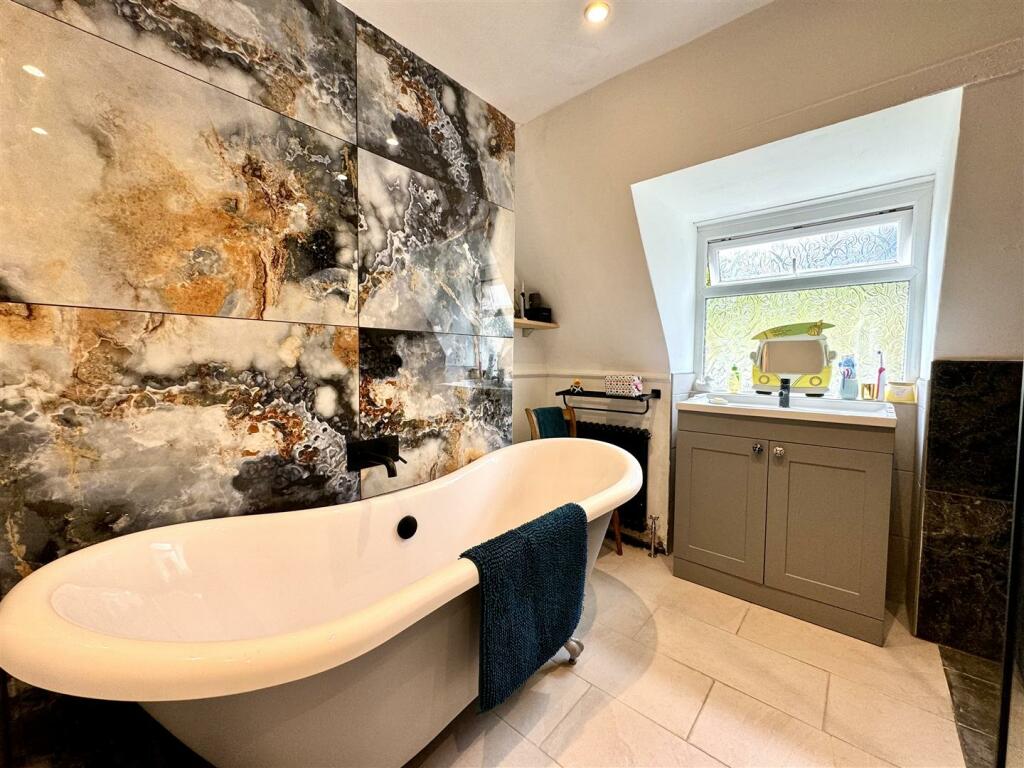 FAMILY BATHROOM