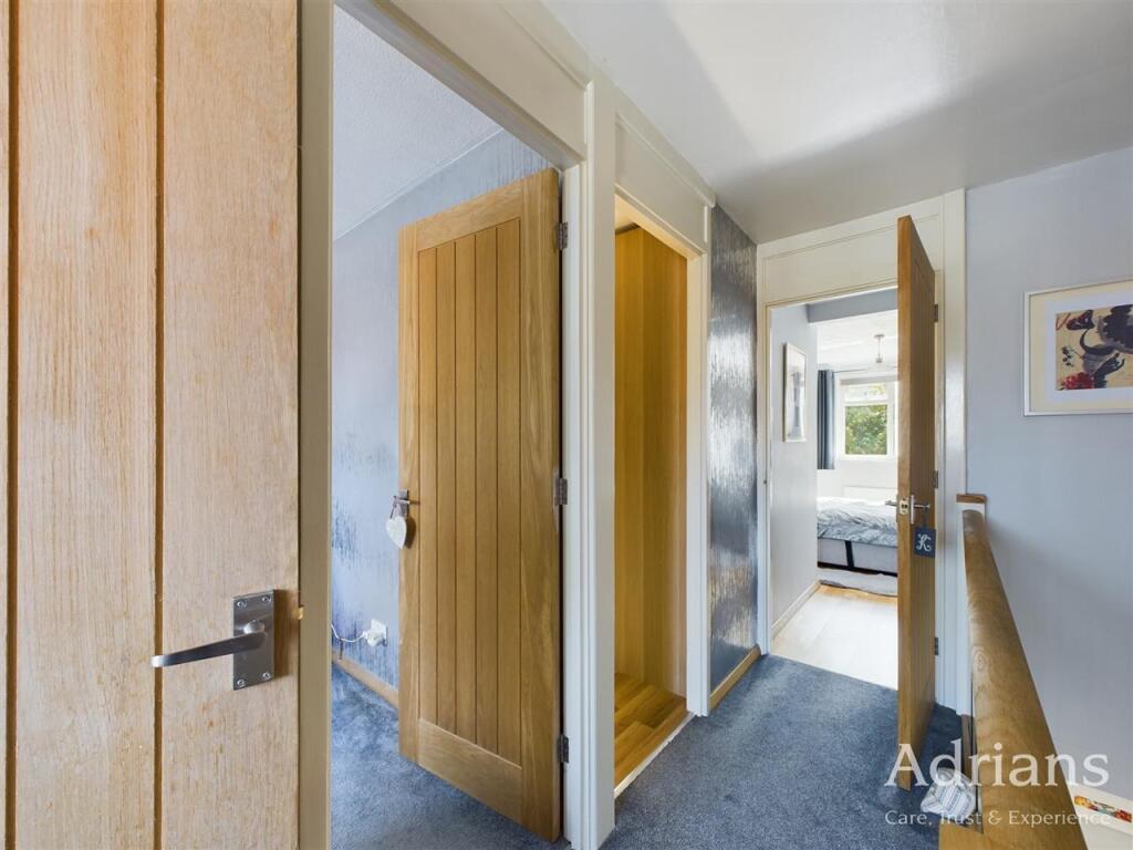 FIRST FLOOR LANDING