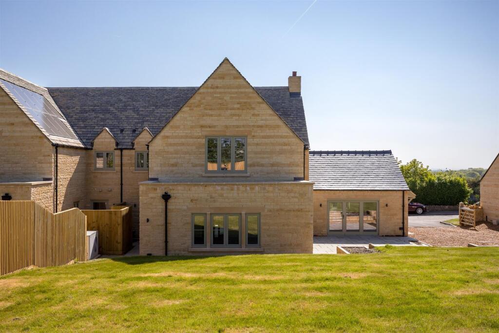 66 - Chaddesworth House - GL54 4NE - Web.jpg