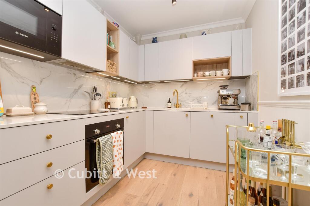 Kitchen / Lounge