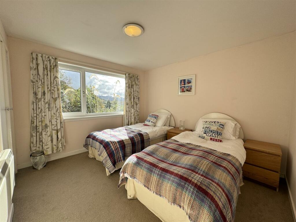 FLAT BEDROOM 2.JPG