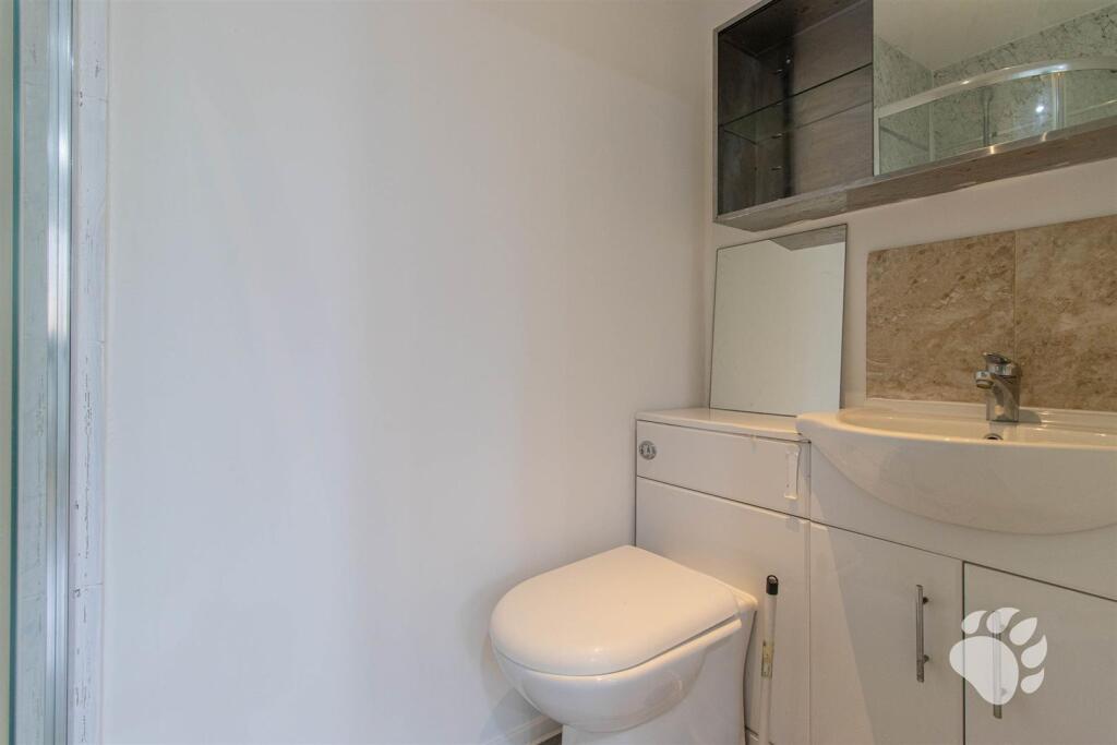 En-Suite to Bedroom 4