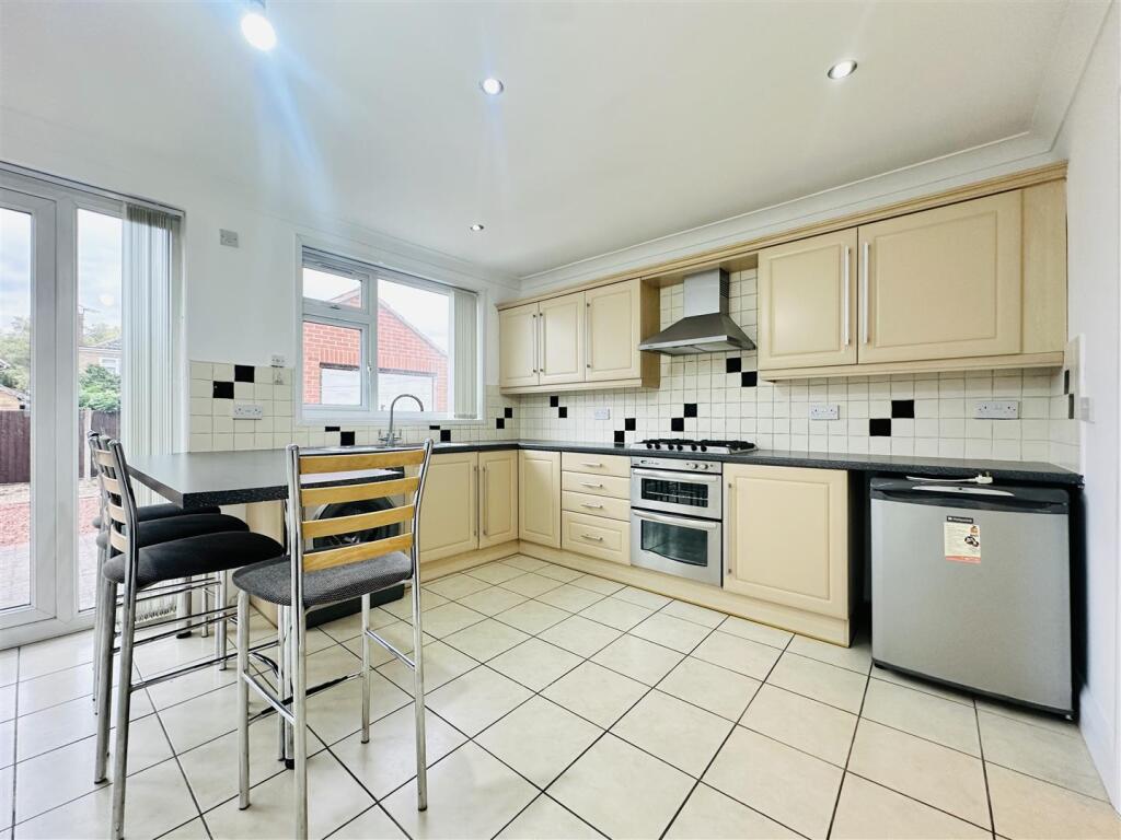 KITCHEN &amp; DINER