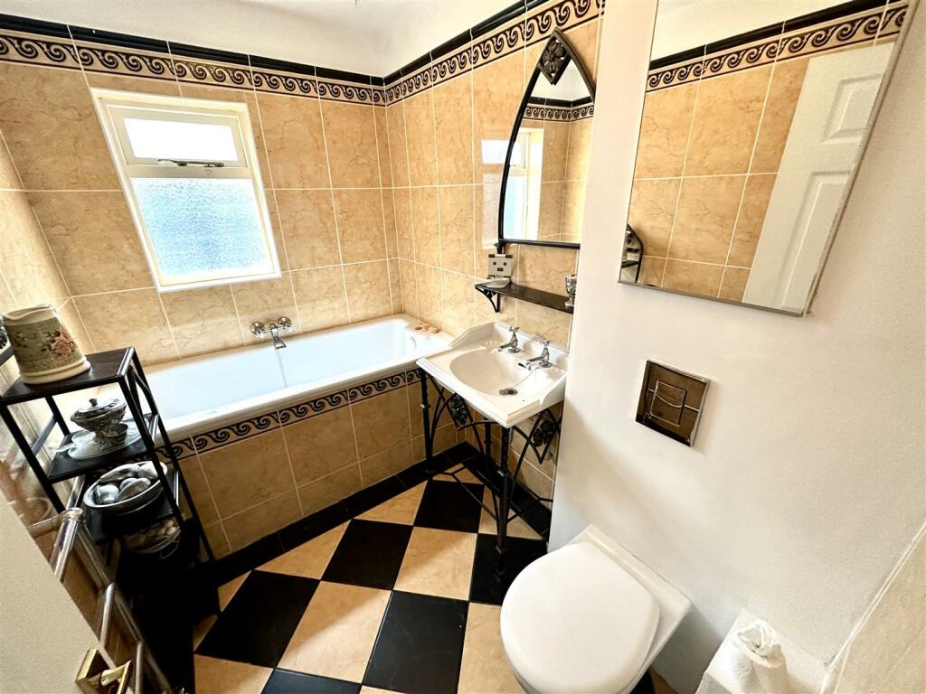 GROUND FLOOR SECOND BATHROOM