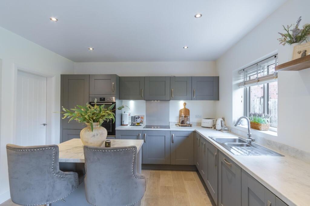 FAMILY DINING KITCHEN