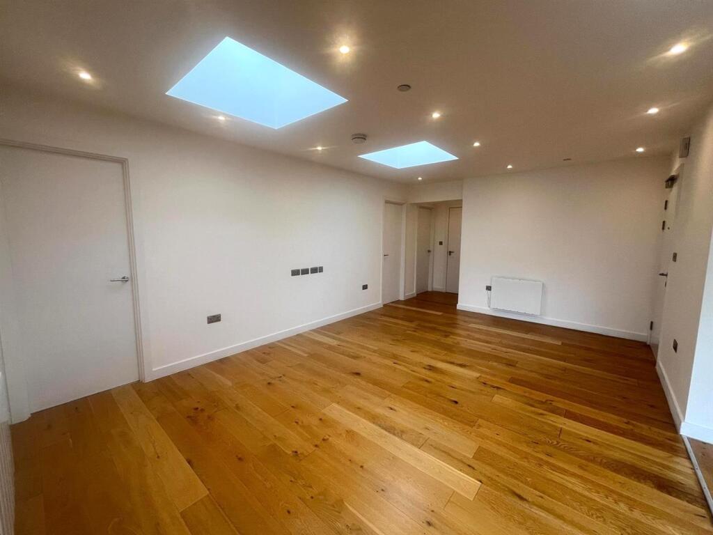 Living area pic 4.jpeg