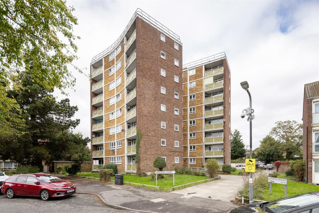 Brading Crescent E11
