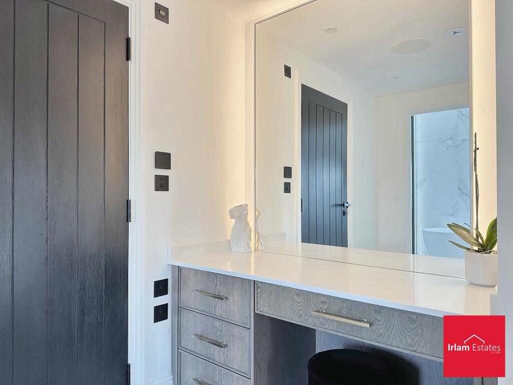 Bedroom 1/Dresser/Ensuite