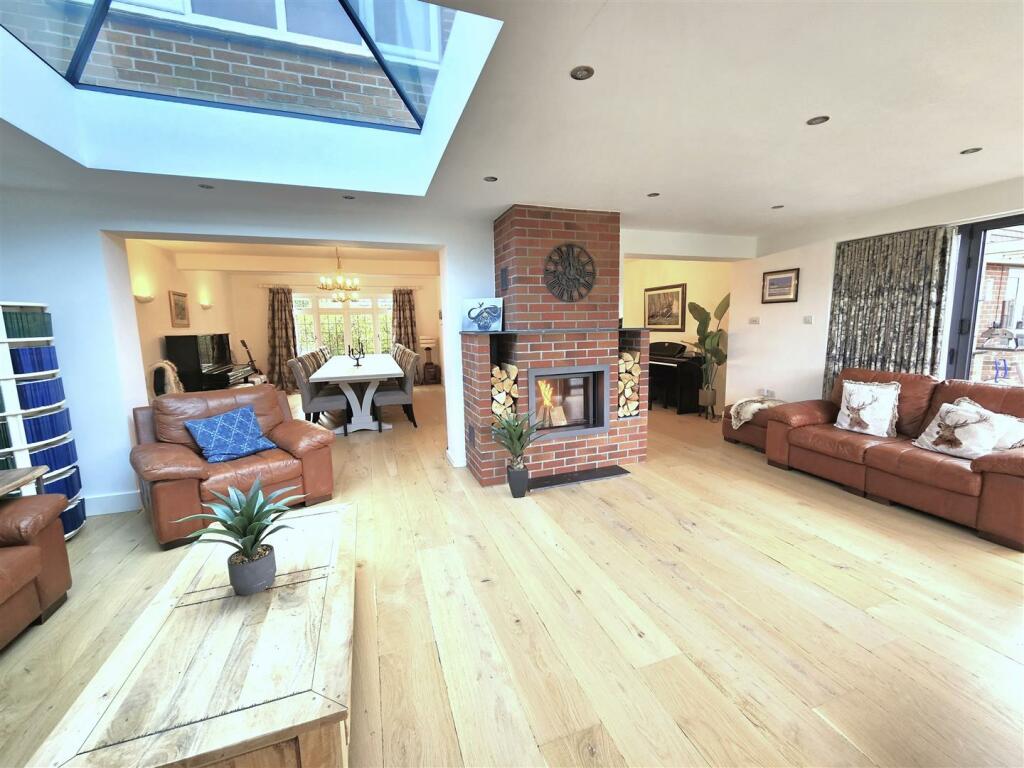Living Room 2.jpg