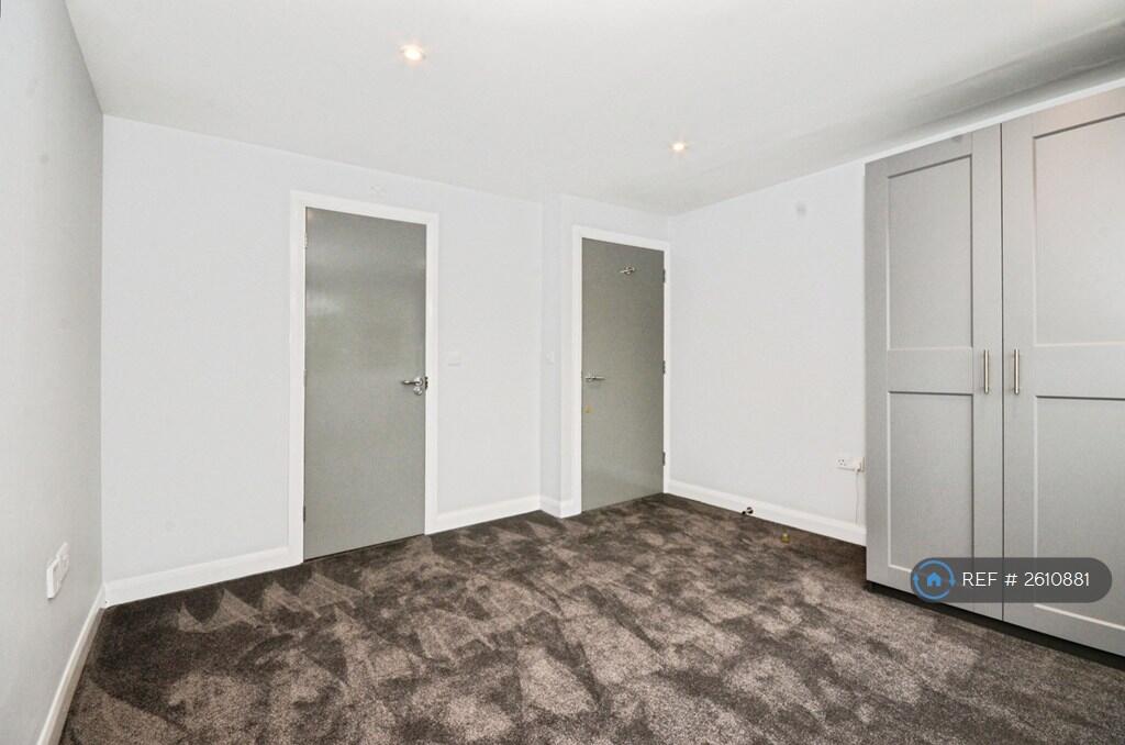Master Bedroom (2)